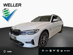 Mineralweiß (weiß) Gebraucht 2021 BMW 320e Shadowline Kombi | 25.450 € (Guter Preis)
