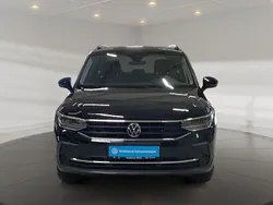 Deep black perleffekt Gebraucht 2023 VW Tiguan Life SUV | 34.990 € (Fairer Preis)