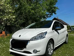 Weiß Gebraucht 2015 Peugeot 208 Style Kleinwagen | 5.990 € (Fairer Preis)