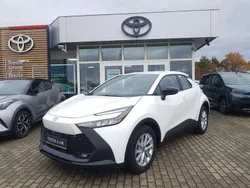 Platinumweiß perl met./schw Neu 2024 Toyota C-HR Team SUV | 33.240 € (Guter Preis)