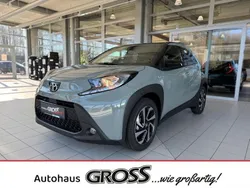 6x3)/ black mica (209) (gruen Gebraucht 2024 Toyota Aygo Team Kleinwagen | 18.996 € (Etwas zu teuer)