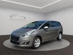 Grau Gebraucht 2015 Peugeot 5008 Van / Kleinbus | 9.800 € (Etwas zu teuer)