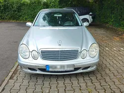 Grau Gebraucht 2002 Mercedes E220 Limousine | 2.000 €