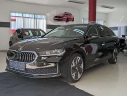 Ebony schwarz metallic Gebraucht 2024 Skoda Superb Kombi | 38.980 € (Superpreis)
