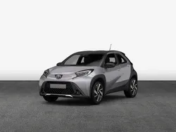 Shimmering silver metallic Gebraucht 2024 Toyota Aygo X-play Kleinwagen | 14.490 € (Guter Preis)
