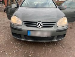 Grau Gebraucht 2004 VW Golf V Limousine | 2.200 € (Fairer Preis)