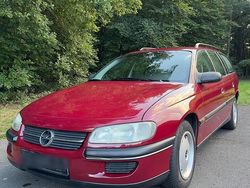 Rot Gebraucht 1995 Opel Omega Kombi | 1.995 €