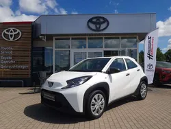 Schneeweiß Gebraucht 2023 Toyota Aygo Kleinwagen | 13.880 € (Fairer Preis)