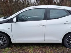 Weiß Gebraucht 2016 Toyota Aygo Kleinwagen | 6.500 € (Fairer Preis)