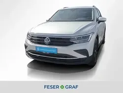 Oryxweiß perlmutteffekt Gebraucht 2023 VW Tiguan Life SUV | 26.880 € (Superpreis)
