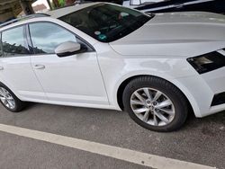 Weiß Gebraucht 2020 Skoda Octavia Tour Kombi | 17.777 € (Superpreis)