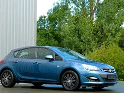 Blau Gebraucht 2014 Opel Astra Edition Limousine | 5.840 € (Fairer Preis)