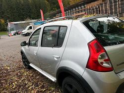 Grau Gebraucht 2012 Dacia Sandero Limousine | 3.000 €