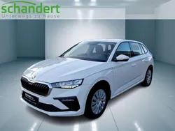 Weiß (candy weiss (weiß)) Gebraucht 2024 Skoda Scala Essence Kleinwagen | 18.770 € (Guter Preis)