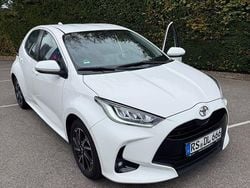 Weiß Gebraucht 2021 Toyota Yaris Comfort Limousine | 13.250 € (Fairer Preis)