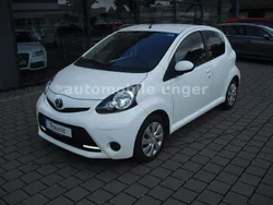 Weiß Gebraucht 2014 Toyota Aygo Connect Style Kleinwagen | 5.380 € (Fairer Preis)