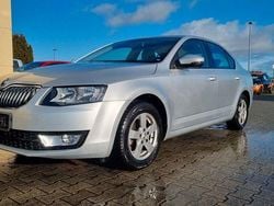 Silber Gebraucht 2014 Skoda Octavia Ambition Limousine | 8.499 € (Fairer Preis)