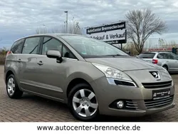 Grau Gebraucht 2010 Peugeot 5008 Premium Van / Kleinbus | 3.450 € (Guter Preis)