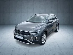 Indiumgrau metallic (metallic) Gebraucht 2024 VW T-Roc Life SUV | 21.978 € (Superpreis)