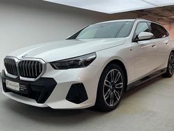 Mineralweiß metallic Gebraucht 2025 BMW 520 Comfort Edition Kombi | 51.875 € (Fairer Preis)
