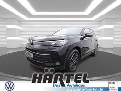 Deep black perleffekt, pearl effect Gebraucht 2024 VW Tiguan Life SUV | 33.900 € (Fairer Preis)