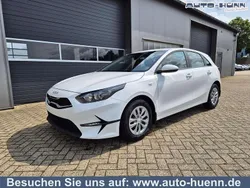 Deluxeweiß metallic Neu 2025 Kia Ceed Vision Limousine | 23.650 € (Fairer Preis)