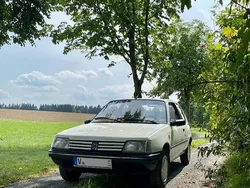 Weiß Gebraucht 1992 Peugeot 205 Limousine | 3.999 €