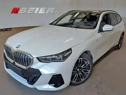 Mineralweiss metallic Gebraucht 2024 BMW 520 M Sport Kombi | 52.890 € (Superpreis)