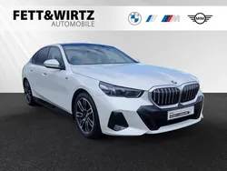 Mineralweiss metallic Gebraucht 2024 BMW 520 M Sport Limousine | 54.200 € (Guter Preis)