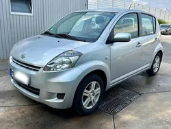 Silber Gebraucht 2009 Daihatsu Sirion Kleinwagen | 2.900 € (Fairer Preis)