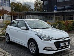 Weiß Gebraucht 2015 Hyundai i20 Kleinwagen | 8.100 €