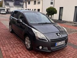 Grau Gebraucht 2009 Peugeot 5008 Premium Van / Kleinbus | 5.490 € (Etwas zu teuer)