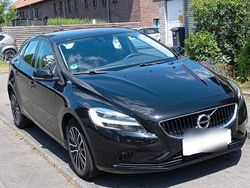 Schwarz Gebraucht 2016 Volvo V40 Momentum Limousine | 13.500 € (Fairer Preis)