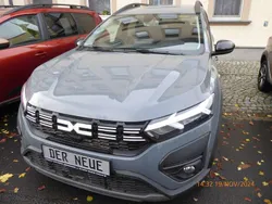 Urban grau Gebraucht 2023 Dacia Jogger Extreme Van / Kleinbus | 24.890 € (Teuer)