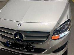 Grau Gebraucht 2016 Mercedes B200 Van / Kleinbus | 10.900 € (Guter Preis)