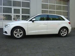 Weiß Gebraucht 2020 Audi A3 Sportback g-tron Basis Limousine | 21.180 € (Fairer Preis)
