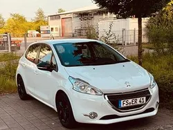 Weiß Gebraucht 2012 Peugeot 208 Kleinwagen | 3.200 € (Fairer Preis)