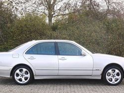 Grau Gebraucht 2002 Mercedes E430 Avantgarde Limousine | 8.999 €