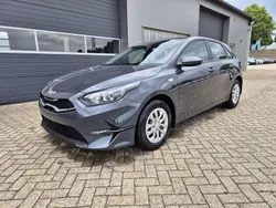 Deluxeweiß metallic Neu 2025 Kia Ceed Vision Limousine | 24.250 € (Fairer Preis)