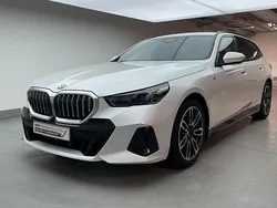 Mineralweiß metallic Gebraucht 2024 BMW 520 Comfort Edition Kombi | 53.749 € (Guter Preis)