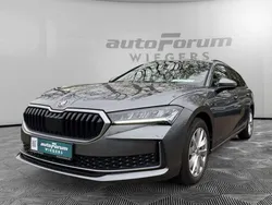 Grau Gebraucht 2024 Skoda Superb Selection Kombi | 35.881 € (Superpreis)