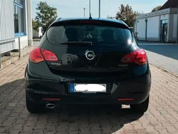 Schwarz Gebraucht 2011 Opel Astra Limousine | 5.200 € (Fairer Preis)