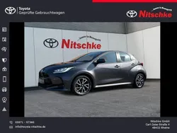 Grau Gebraucht 2021 Toyota Yaris Hybrid Comfort Limousine | 17.990 € (Guter Preis)
