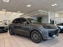 Grau Gebraucht 2024 Porsche Cayenne Turbo E-Hybrid SUV | 158.850 €