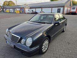 Blau Gebraucht 2001 Mercedes E240 Elegance Limousine | 6.000 €