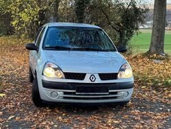 Grau Gebraucht 2005 Renault Clio II Authentique Limousine | 2.499 € (Fairer Preis)