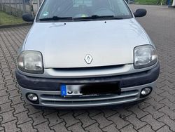 Silber Gebraucht 2000 Renault Clio II Kleinwagen | 2.500 €