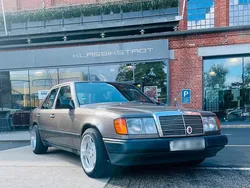 Braun Gebraucht 1989 Mercedes E230 Limousine | 5.999 €