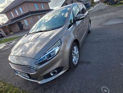 Grau Gebraucht 2018 Ford S-MAX Titanium Van / Kleinbus | 14.900 € (Superpreis)
