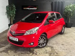 Rot Gebraucht 2014 Toyota Yaris Limousine | 6.199 € (Fairer Preis)